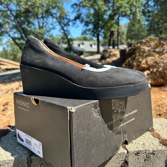 NIB Vionic Sereno Womens Sz 9.5 Black Platform Wedge Suede Pumps (READ) Comfort - Picture 1 of 11